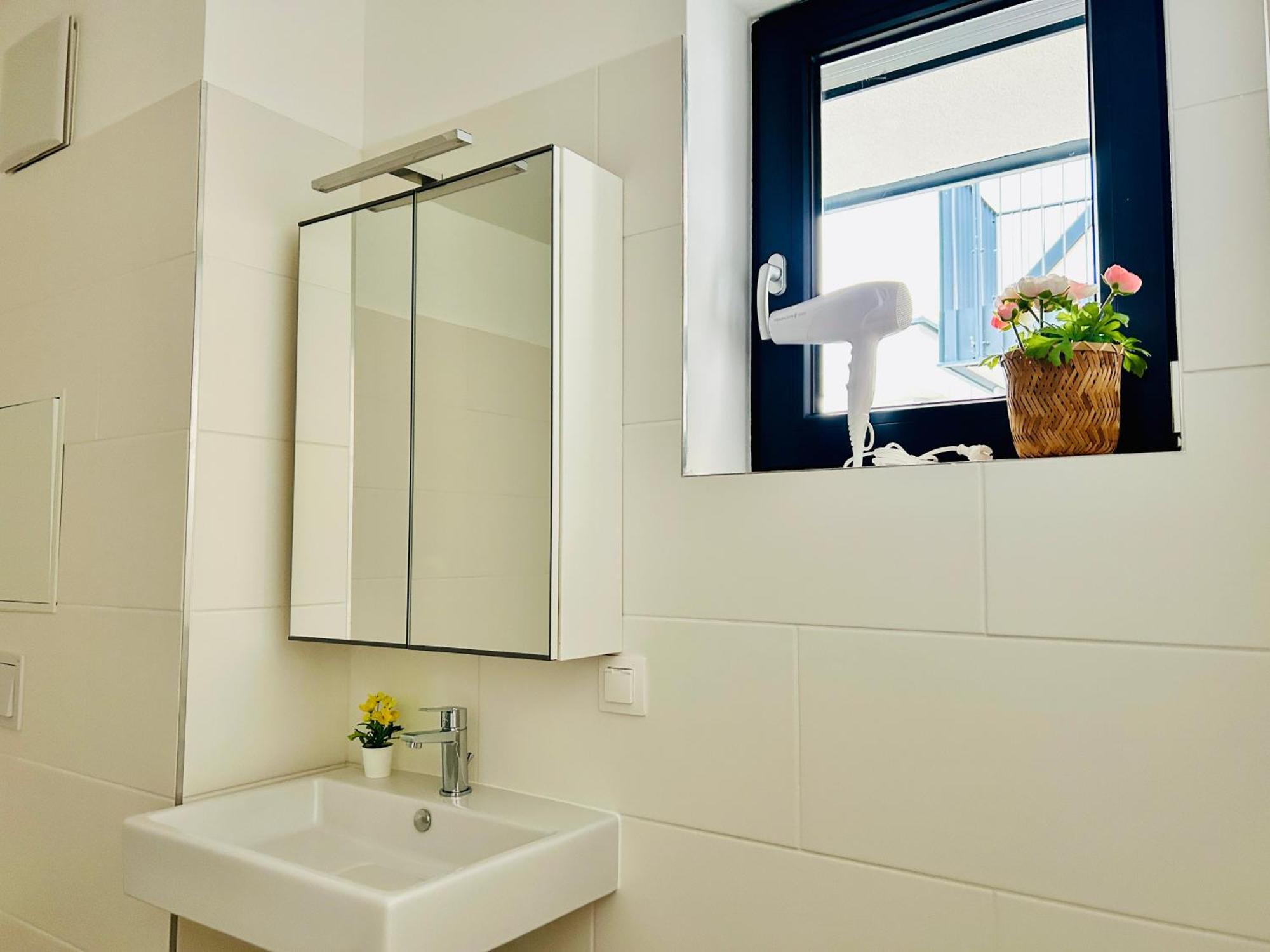 Modern Apartment With Balcony & Free Parking - Nearby Metro Bécs Kültér fotó