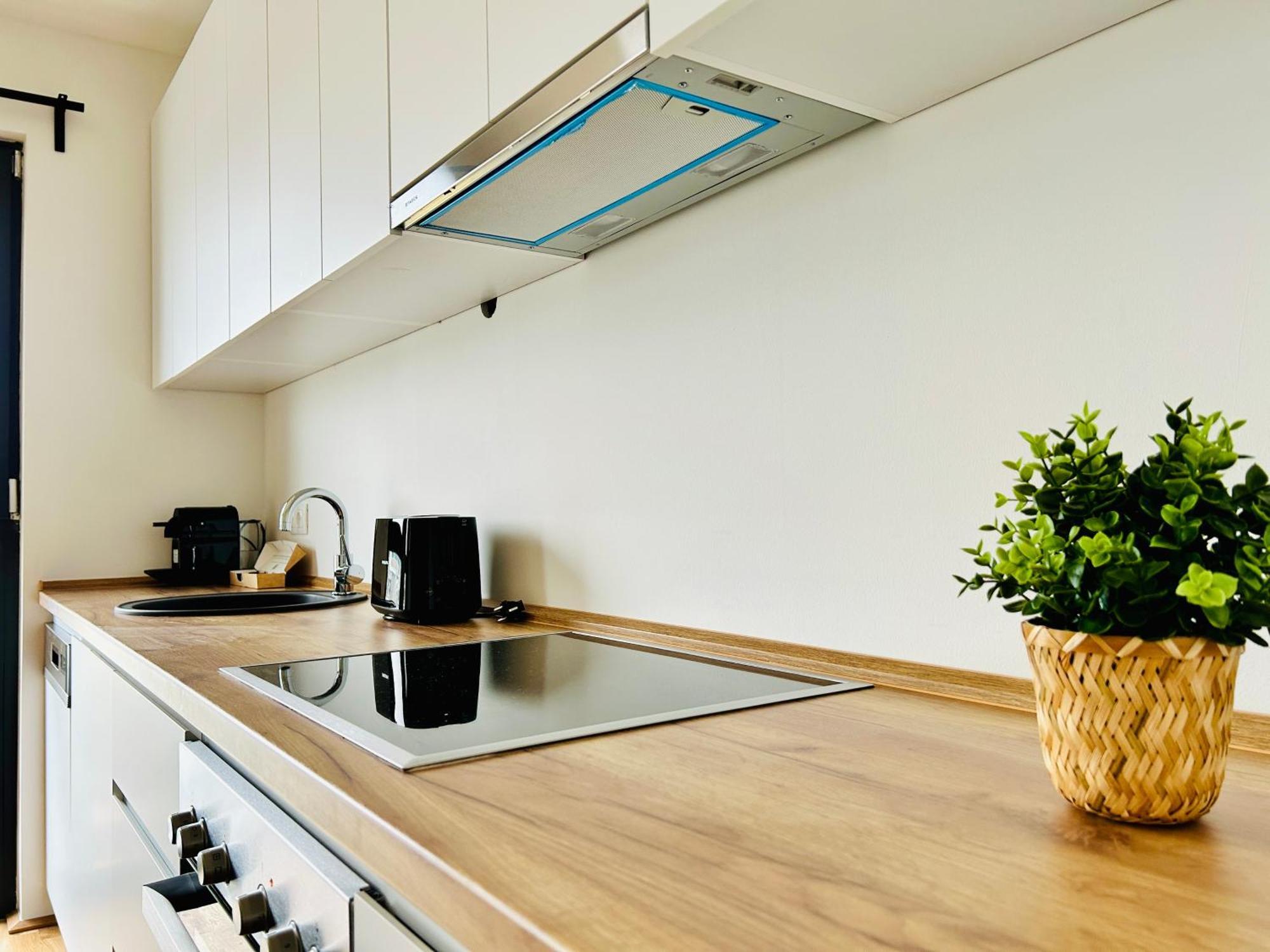 Modern Apartment With Balcony & Free Parking - Nearby Metro Bécs Kültér fotó