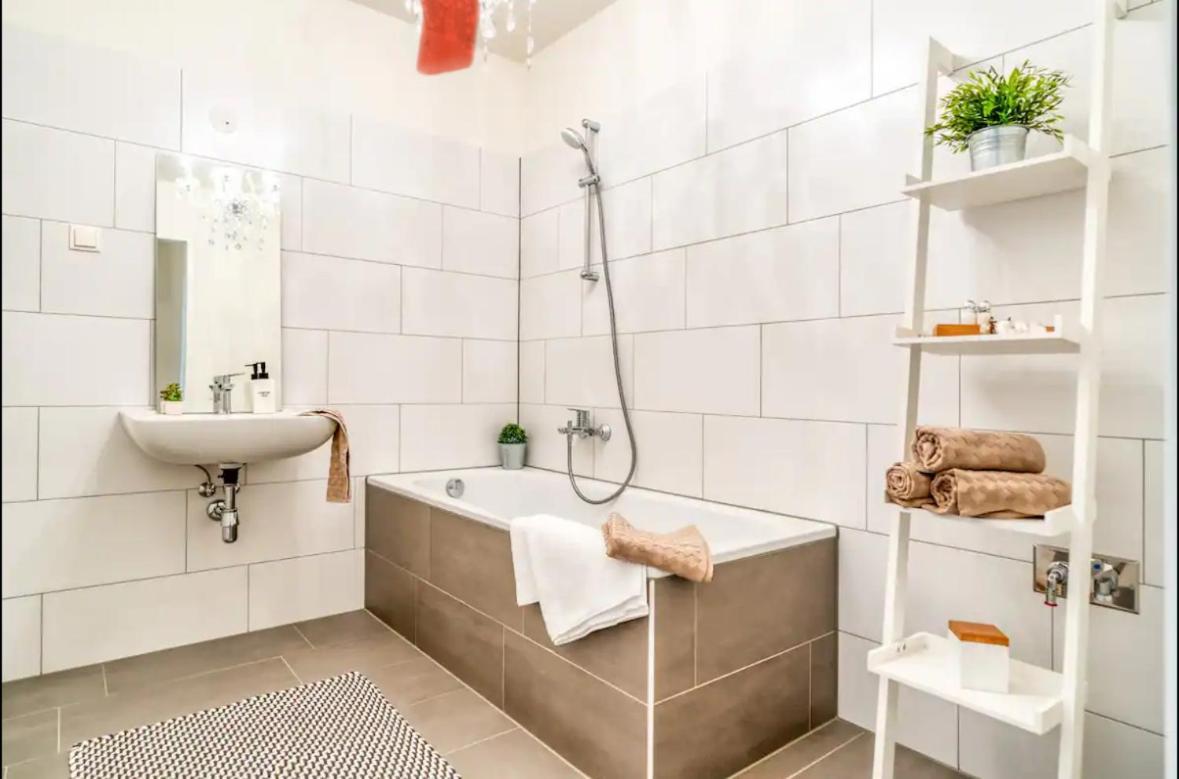 Modern Apartment With Balcony & Free Parking - Nearby Metro Bécs Kültér fotó