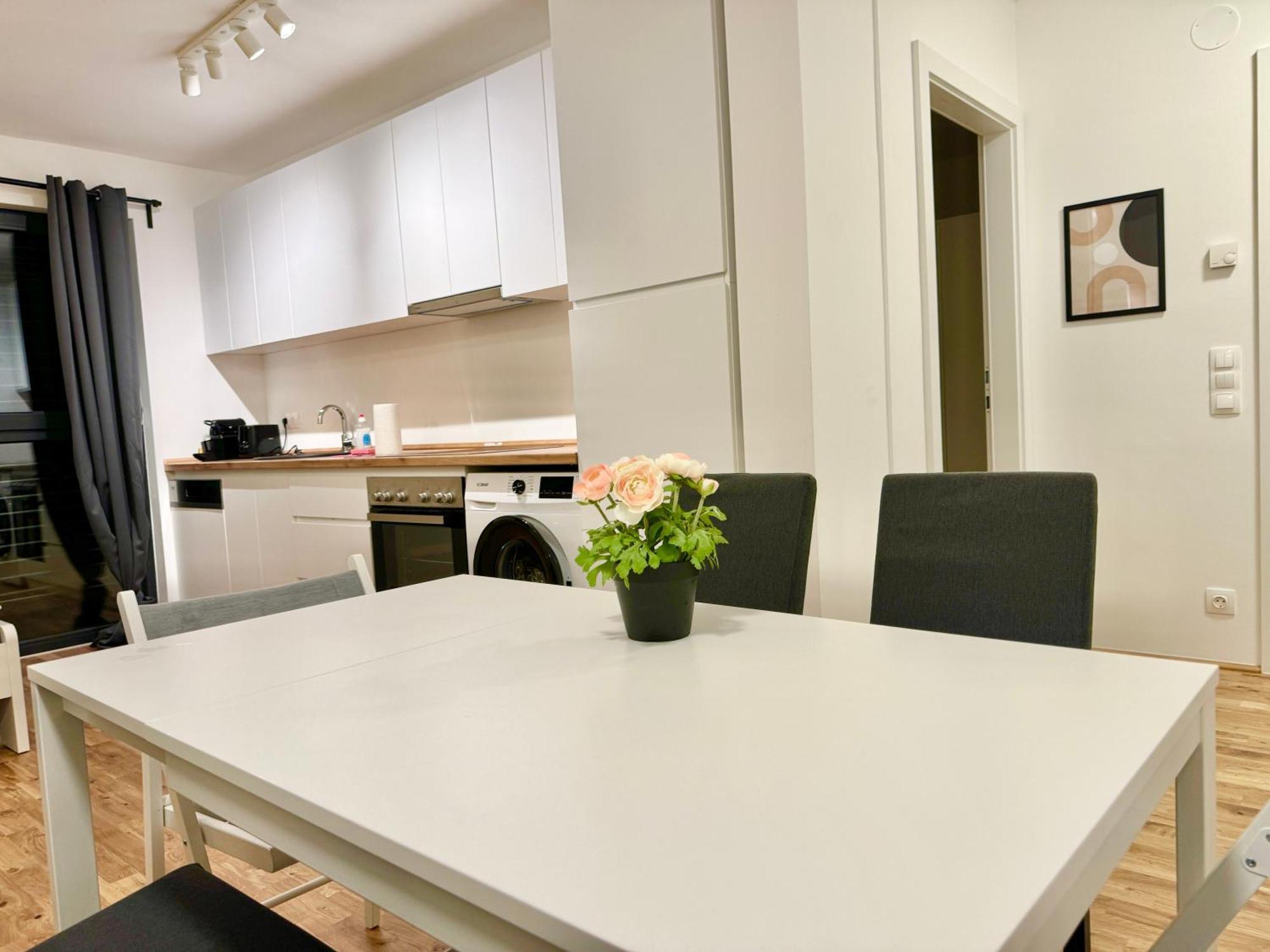 Modern Apartment With Balcony & Free Parking - Nearby Metro Bécs Kültér fotó