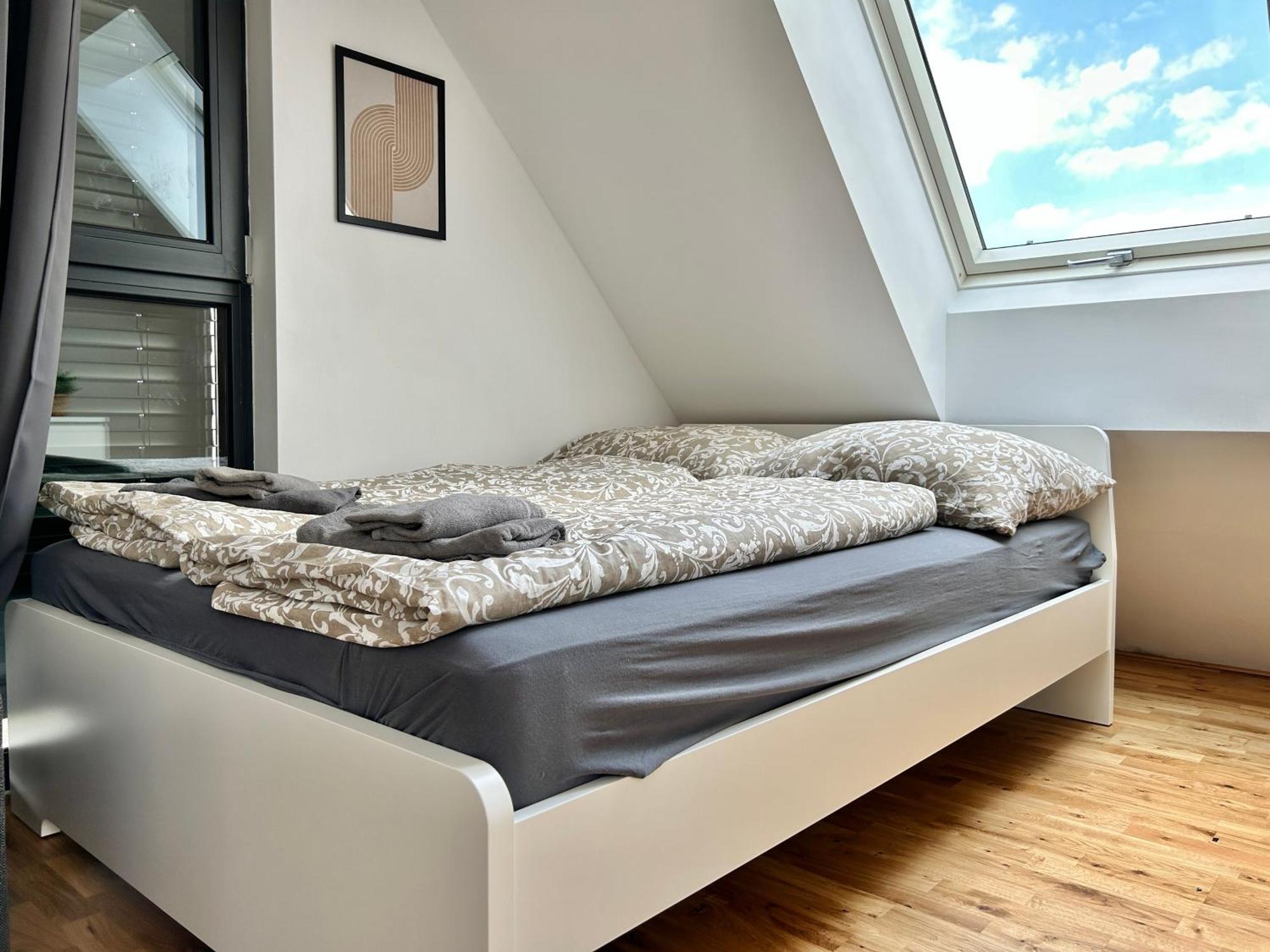 Modern Apartment With Balcony & Free Parking - Nearby Metro Bécs Kültér fotó