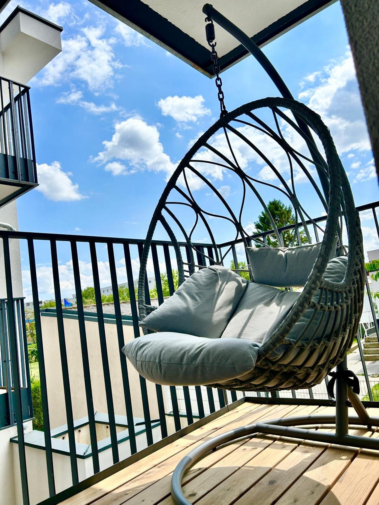 Modern Apartment With Balcony & Free Parking - Nearby Metro Bécs Kültér fotó